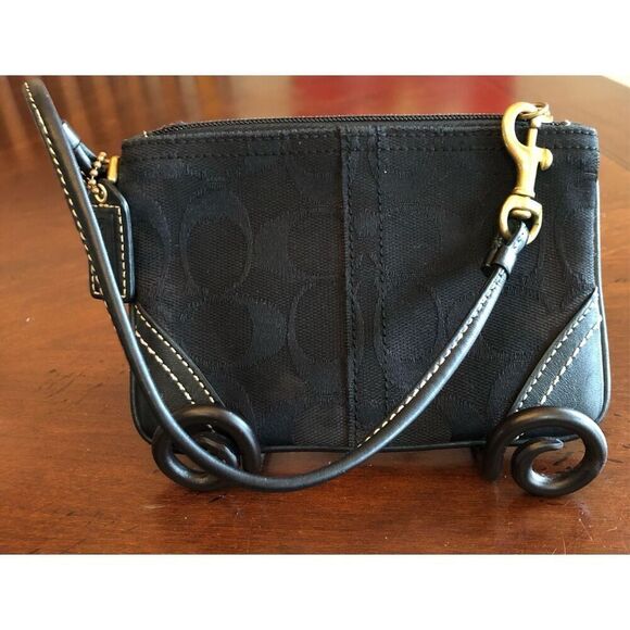 COACH - 🎉HP🎉 EUC Vintage Wristlet/Signature C Canvas w/Black Leather Trim. - Picture 2 of 13